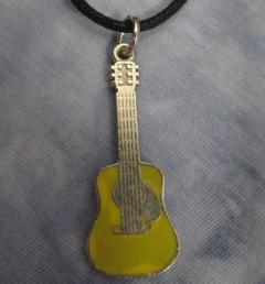 китара медальон 30