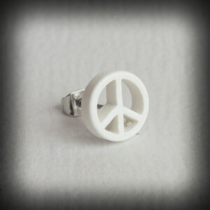 Бяла обеца за ухо със знак Peace