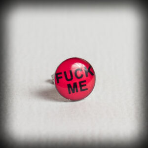 Червена обеца за ухо с надпис Fuck Me
