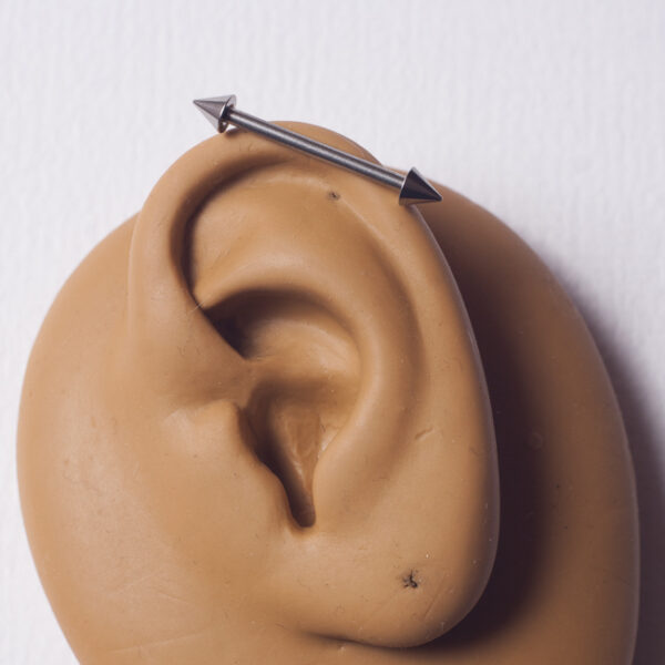kasa-obeca-industrial-s-shipcheta-piercing Къса обеца индъстриъл с шипчета от стомана