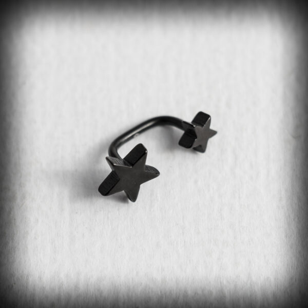 indastrial-obeca-sas-zvezdichki-v-cherno-piercing Индастриал обеца със звездички в черно от стомана