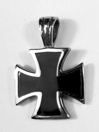 Малък медальон с малко малтийско кръстче