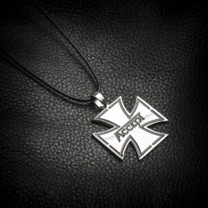 Медальон на Accept, колие с кръст
