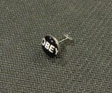 Обеца за ухо с надпис OBEY