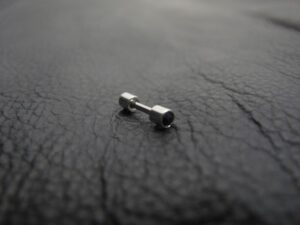 Обеца за ухо с черни камъни