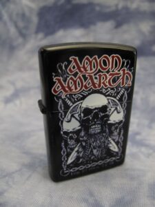 Запалка на Amon Amarth с черепи