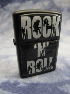 Черна запалка с надпис Rock N Roll