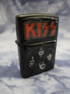 Страхотна черна запалка на KISS