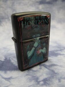 Запалка на BMTH със зомби момиче