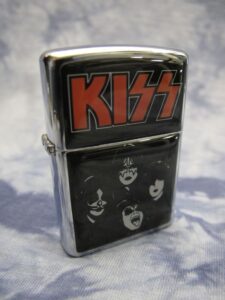 Сребриста бензинова запалка на KISS