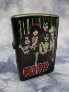 Запалка на KISS с групата в цял ръст