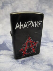 Бензинова запалка с Анархия в червен цвят