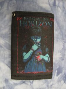 Портмоне с момиче на Bring me the Horizon