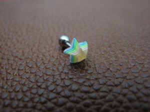 Стоманена обеца за ухо с шарена звезда