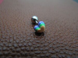 Обеца за ухото с разноцветно сърце