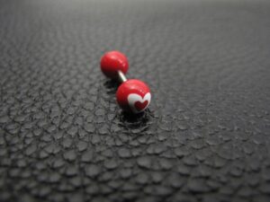 Червена обеца за ухо с бели сърца