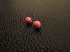 Обеца за ухо с пастелно розови топчета
