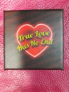 Подаръчна кутийка за бижута с послание True Love Has No End