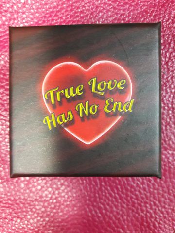 Подаръчна кутийка за бижута True Love Has No End Подаръчна кутийка за бижута с послание True Love Has No End