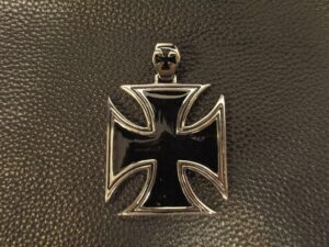Масивен медальон с голям малтийски кръст
