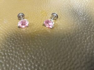 Качествена обеца с розов камък