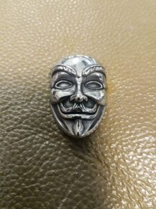 Масивен медальон на Anonymous