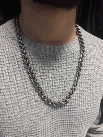 majki-sindjir-cvyat-srebro-lanec-stomana Близък план на дебел мъжки синджир цвят сребро
