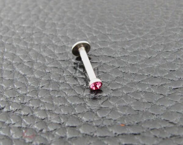stomanena-obeca-za-ustna-s-cherven-kamak-piercing Стоманена обеца за устна с червен камък и сребристо стволче