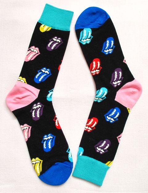 chorapi-rolling-stones-logo-multi-color Черни памучни чорапи с многоцветни лога на група Ролинг Стоунс - език и устни