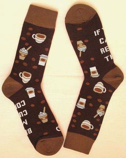 chorapi-kafe-sheykove-coffee-design Тъмнокафяви памучни чорапи с илюстрации на чаши кафе, шейкове и кафени зърна