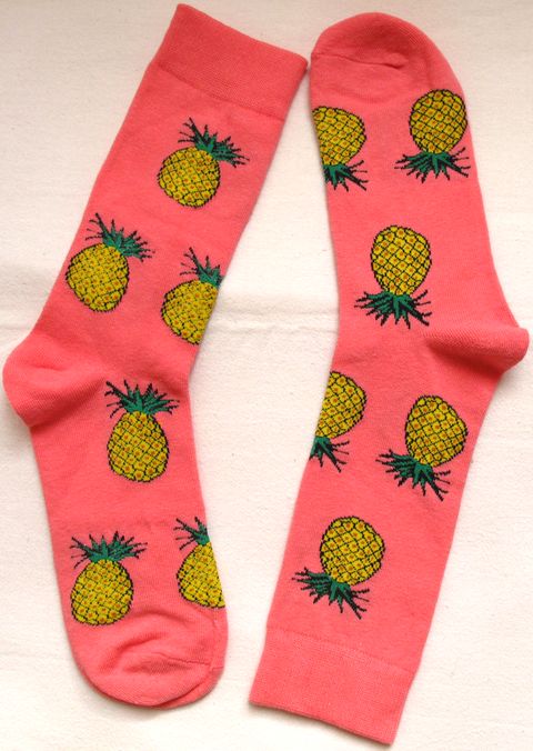 chorapi-ananas-pink-heaven-socks Розови памучни чорапи с принт на жълти ананаси