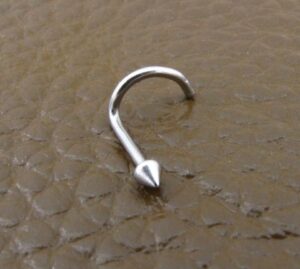 Извит пиърсинг за нос със шипче от стомана