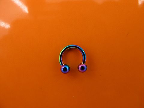obeca-podkova-v-cvyat-hameleon-uho-septum Обеца подкова в преливащ цвят хамелеон с две топчета