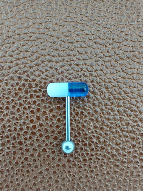 pirsing-obeca-za-ezik-hapche-blue-white Пиърсинг обеца за език с хапче