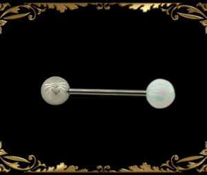 Обеца за език с бял опал Заглавие на снимка: obeca-za-ezik-byal-opal-piercing Описание на снимка: Дамска пиърсинг обеца за език от медицинска стомана със сребристо метално топче и декоративно топче от бял опал с преливащи нюанси.