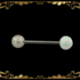 Обеца за език с бял опал Заглавие на снимка: obeca-za-ezik-byal-opal-piercing Описание на снимка: Дамска пиърсинг обеца за език от медицинска стомана със сребристо метално топче и декоративно топче от бял опал с преливащи нюанси.