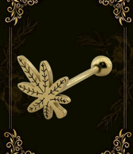 Златна обеца за език с марихуана Заглавие на снимка: zlatna-obeca-za-ezik-marihuana-cannabis Описание на снимка: Пиърсинг обеца за език в златист цвят от медицинска стомана с декоративен елемент във формата на листо от канабис и кръгло топче на края.
