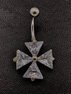 Обеца наподобяваща Малтийски кръст
