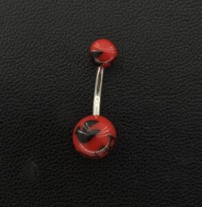 Червена обеца за пъп с черен Peace