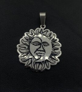 Висулка със Слънце и Луна в едно цяло