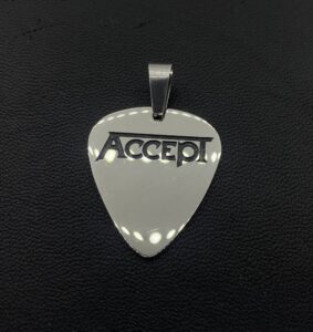 Стоманен медальон с надпис Accept