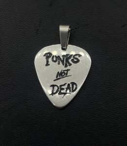 Висулка с надпис Punks Not Dead