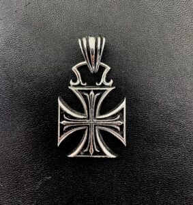 Стоманена висулка с малтийски кръст