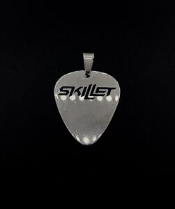 Медальон Skillet от стомана под формата на перце за китара с кожена верижка