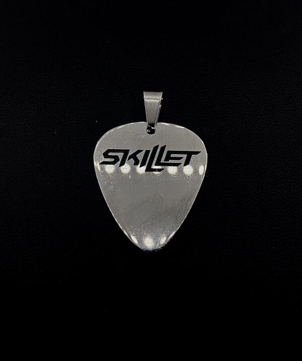 Медальон Skillet от стомана под формата на перце за китара с кожена верижка