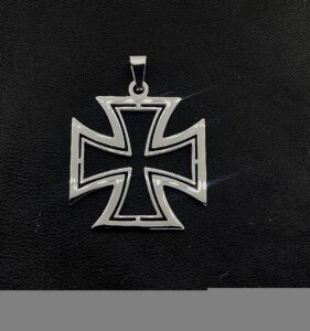Медальон с голям издълбан кръст