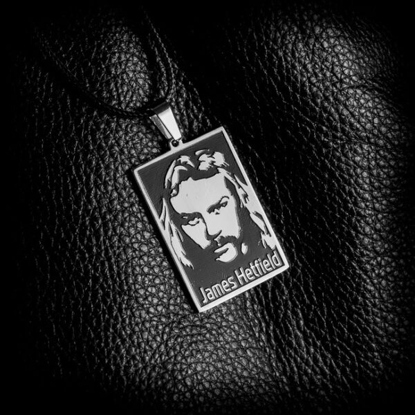 Медальон с James Hetfield от Metallica от стомана Медальон с гравиран образ на James Hetfield от Metallica