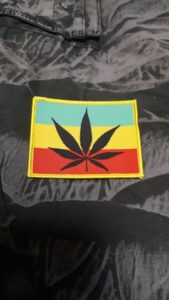 Цветна, везана нашивка с марихуана