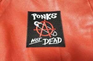 Бродирана нашивка на Punk’s Not Dead