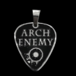 Медальон на Arch Enemy с форма на перце за китара от стомана Заглавие на снимка: medalion-arch-enemy-perce-gitara Описание на снимка: Медальон от полирана медицинска стомана във формата на перце за китара с черно лого на групата Arch Enemy на чист черен фон.